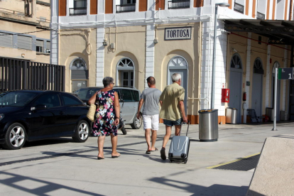 Una familia con la maleta en la estación de Renfe de Tortosa.