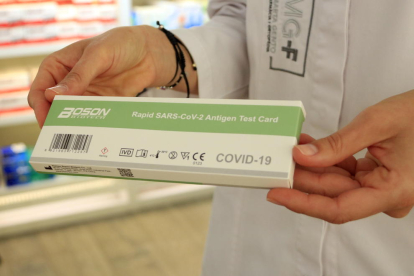 Una caja de un test|tiesto de antígenos rápido de la covid-19 en una farmacia.