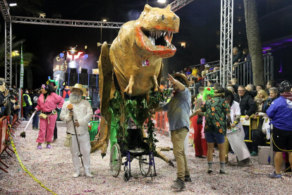 Un grup de la rua de l'Extermini del Carnaval de Sitges disfressat d'efectes especials.