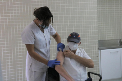 Imagen de archivo de una enfermera vacunando a una persona en un CAp.