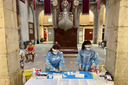 Imagen de dos enfermeras haciendo tests a los miembros de la colla Xiquets de Tarragona.