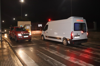 Plano abierto de una ambulancia de ANAV entrante en la central nuclear de Ascó, mientras salía un vehículo de los Bomberos.