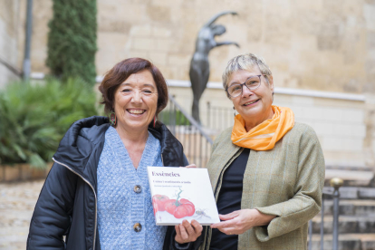 Mariona Quadrada y Adela Blasi, autora e ilustradora del libro 'Essències'.