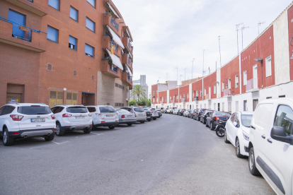 Imatge de cotxes aparcats en un carrer del barri del Serrallo de la ciutat de Tarragona.