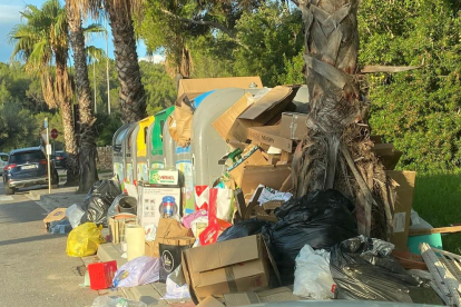 Una isla de contenedores llena de basura muestra la mala imagen que ofrece Parc de Llevant.