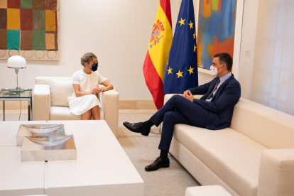 El presidente del gobierno español, Pedro Sánchez, y la vicepresidenta segunda, Yolanda Díaz, en el Palacio de la Moncloa
