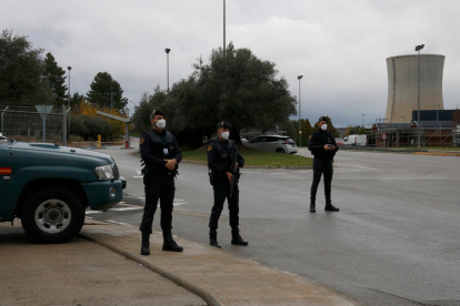 Pla general de tres agents de la Guàrdia Civil a l'entrada de la central nuclear d'Ascó.