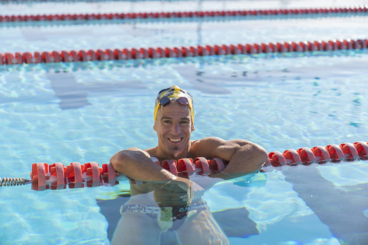 Santi Jané, un usuario de la piscina olímpica climatizada y al aire libre, en uso de la instalación deportiva de la Anella Mediterrània.