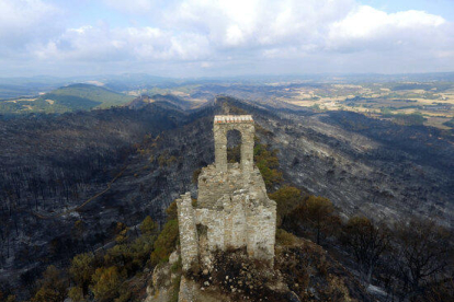 El Castell de Queralt amb tot l'entorn cremat. 28 de juliol de 2021.