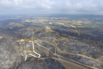 Vistas aéreas del entorno del Castillo de Queralt totalmente calcinado por el incendio.