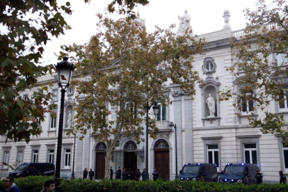Imatge de l'edifici del Tribunal Suprem, custodiat per la policia.