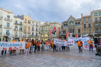 La plantilla concentrada en el Mercadal con pancartas de «el Ayuntamiento premia la precariedad».