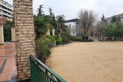 El parc Sant Jordi des de la perspectiva de l'entrada pel carrer d'Antoni Gaudí.