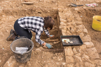 A la mateixa zona s'han descobert ossos humans d'èpoques posteriors.