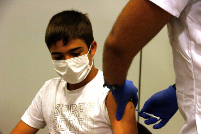 Plano corto de uno de los primeros jóvenes de entre 12 y 15 años que ha recibido la vacuna en Manresa.