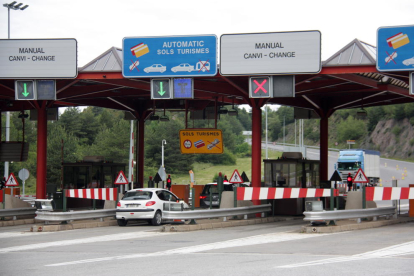 Dos coches y un camión pasando por el peaje del Túnel del Cadí, a la carretera C-16 y al tramo de la Cerdaña, en el primer día que se recupera la movilidad con la Cataluña Central.