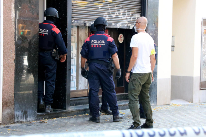 La unidad ARRO de los Mossos d'Esquadra entrante en una finca de l'Hospitalet de Llobregat.