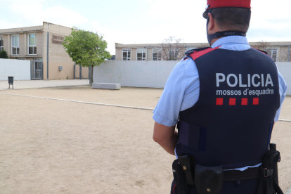L'l'institut de Vidreres amb un agent dels Mossos d'Esquadra en primer terme d'esquenes, després de l'incident.