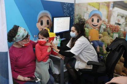 En Israel ha empezado ya la vacunación de niños pequeños.