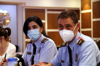 Montserrat Escudé, inspectora de los Mossos d'Esquadra y Sergi Martínez, sostinspector, explicando la campaña de prevención de falsos revisores del gas.