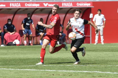 Una acción en el partido que los alicantinos jugaron la pasada jornada en el campo del Sevilla Atlético.