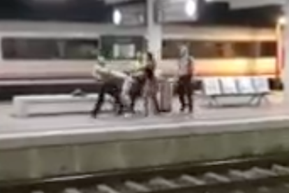 Captura de pantalla del vídeo penjat a xarxes socials de l'agressió.