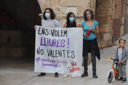 Miembros del colectivo feminista Na Solera, durante la concentración en Montblanc contra la violencia machista.