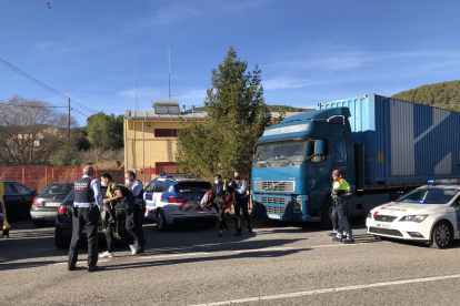 El camió aparcat davant del parc de bombers. L'Ajuntament d'Alcover va habilitar el pavelló per fer-los un reconeixement mèdic i donar-los menjar i aigua.