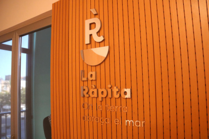 Imatge del logo de La Ràpita a la paret del saló de plens de l'Ajuntament.