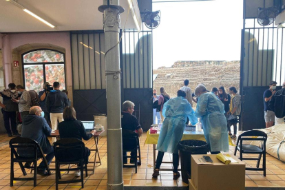 Imatge dels sanitaris fent els tests al local de la Colla Jove.