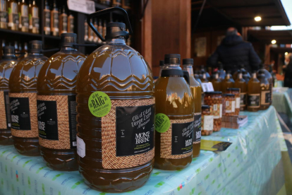 Unas garrafas de aceite del raigque se vienen en el marco de la 21.ª Feria del Óleo Nuevo de la DOP Siurana.