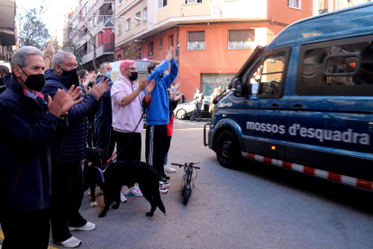 Veïns del Poble-sec aplaudint els Mossos després de l'operatiu policial.