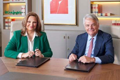 Marta Álvarez e Ignacio Garralda han formalizado el acuerdo entre las dos compañías.