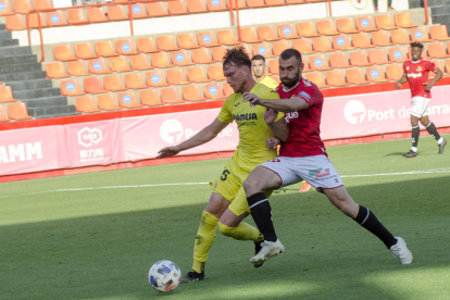 Andrei Lupu luchando con un rival durante el partido contra el Villarreal B de la fase de ascenso de la última temporada en el Nou Estadi.