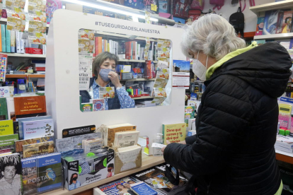 Una mujer comprando billetes de la Grossa de Cap d'Any.