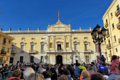 La plaza de la Font llena mientras el Home dels Nassos está en el balcón del Ayuntamiento.