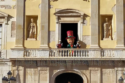 L'Home dels Nassos al balcó de l'Ajuntament.