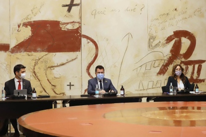El presidente de la Generalitat, Pere Aragonès, sentado en el Consejo Ejecutivo con el vicepresidente, Jordi Puigneró, y la consellera Laura Vilagrà a cada lado el 21 de septiembre del 2021