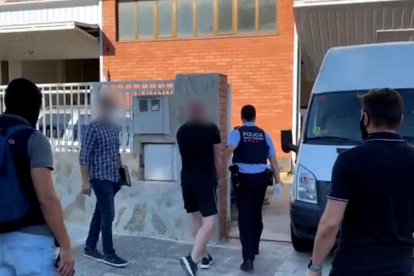 Detención de uno de los miembros del grupo criminal que transportaba marihuana de Cataluña al Reino Unido escondida en camiones.