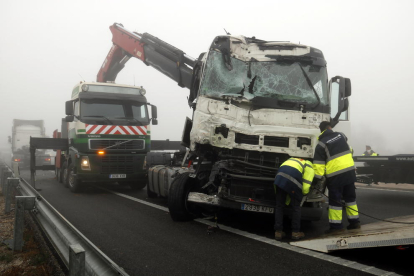 Una grúa retirando uno de los camiones accidentados.