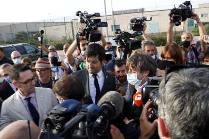 El presidente del Consell per la República, Carles Puigdemont, al salir de la prisión de Sassari.