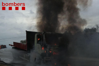 Crema la cabina d'un camió a l'N-420 a Riudecols