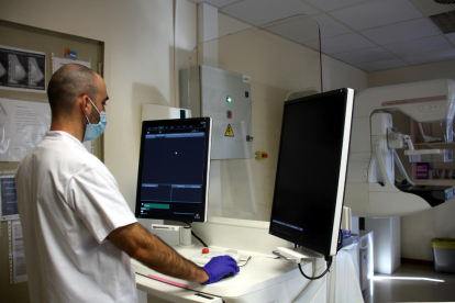 Un tècnic de l'Institut Català d'Oncologia utilitzant el mamògraf per fer les proves per al cribratge del càncer de mama.