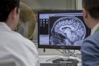 Imagen de dos especialistas analizando el cerebro de un paciente de Alzhéimer.