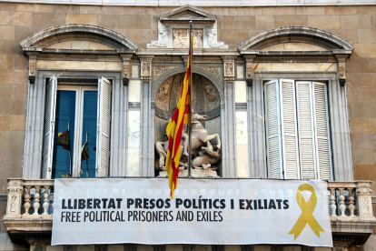 Imatge de la pancarta a la façana de la Generalitat.