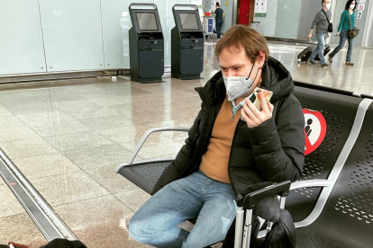 Ignasi Cambra amb el seu gos pigall a l'aeroport de Barcelona-El Prat