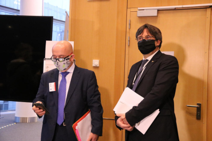 L'eurodiputat Carles Puigdemont i el seu advocat, Gonzalo Boye, a l'entrada de la vista pel suplicatori