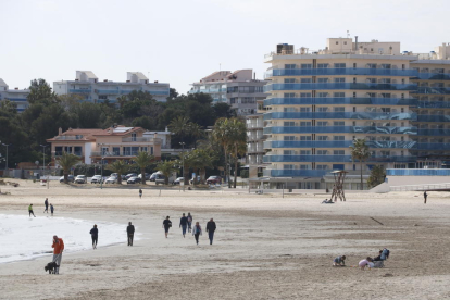 Panorámica de la playa de la Pineda, en el término de Vila-seca, en invierno, con pocos visitantes paseando por ella.