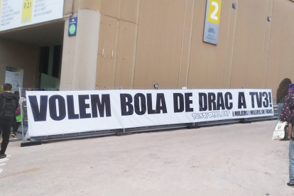 Imagen de la pancarta que reclama el retorno de Bola de Drac a Tv3.