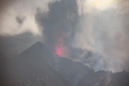 El cono del volcán de la Palma se rompe parcialmente y provoca una nueva colada de lava más fluida hacia el mar